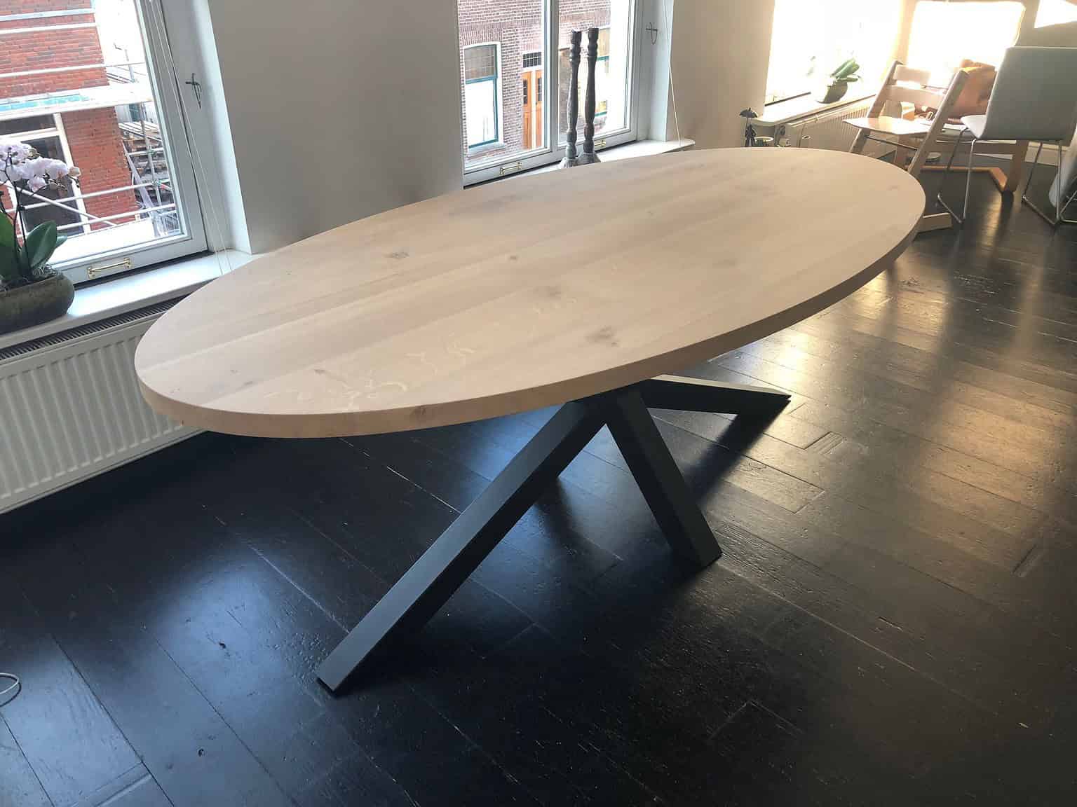 Ovale Eettafel Uit Voorraad Leverbaar Met Verschillende Onderstellen